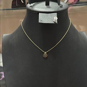 Elegant Gold Shell Pendant Necklace